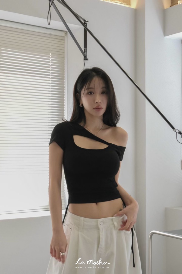 斜領性感露肩上衣